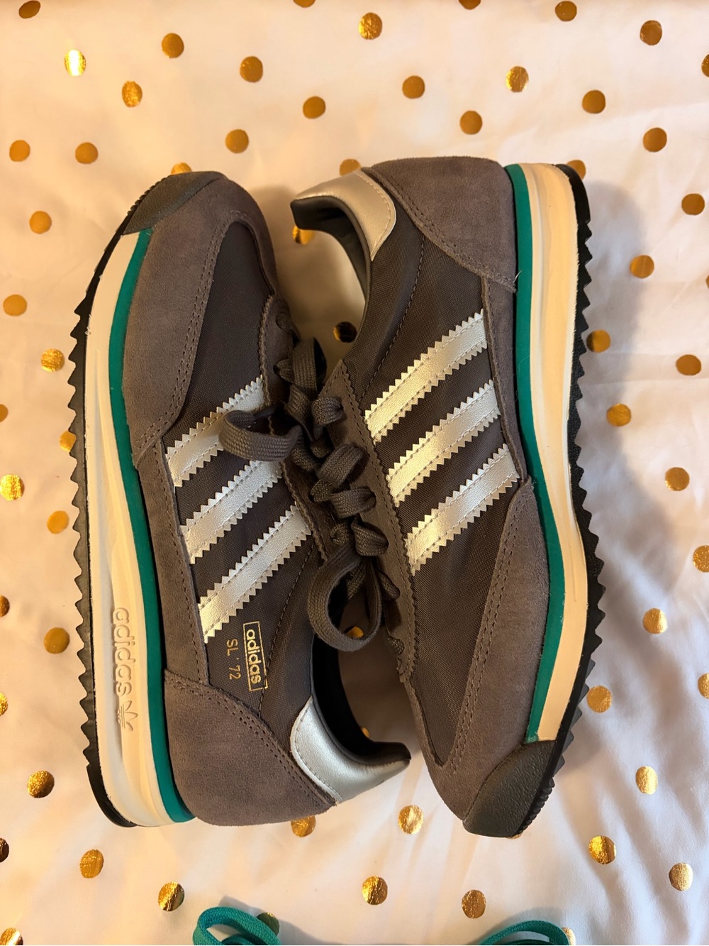 Worn twice like new, too big for me. W/ extra laces. Men’s sz 5 = Wmn 6.5 no box